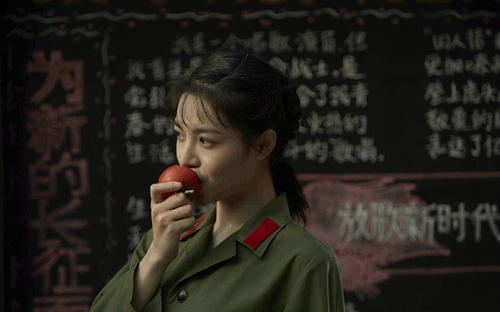 《芳华》表达的是特殊时代的美好？那是因为你没有看小说