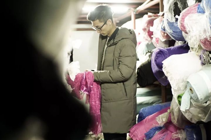 90后小伙休学创业,90后卖内衣赚3亿