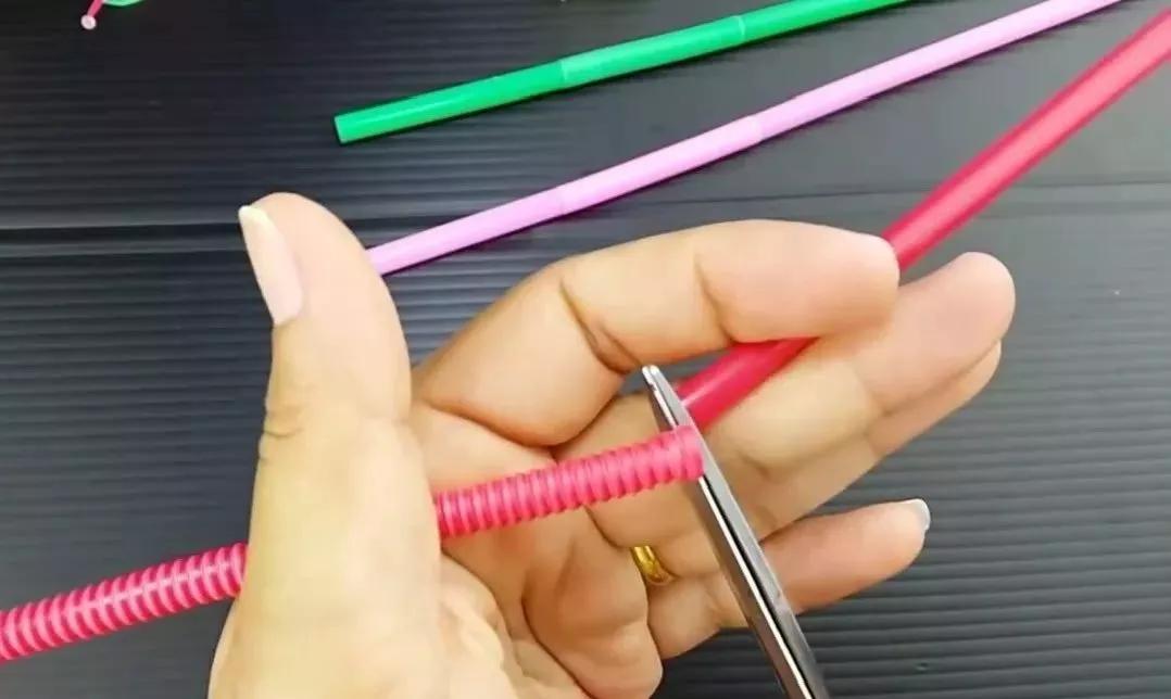 七彩的吸管剪一剪,DIY的蜗牛,天鹅,简直太像了(附教程)