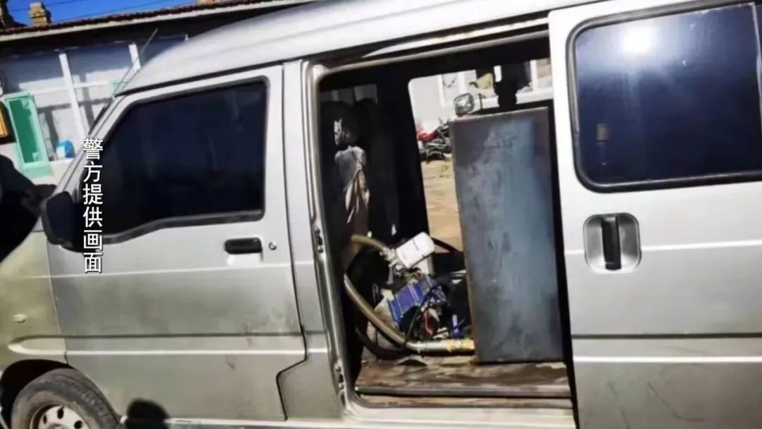 直击缉毒警捣毁制毒窝点一线,警方在线接警捣毁窝点