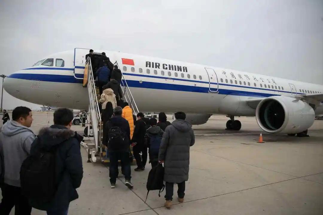 飞机是怎么停到机位上的,为什么你的飞机总是停在远机位