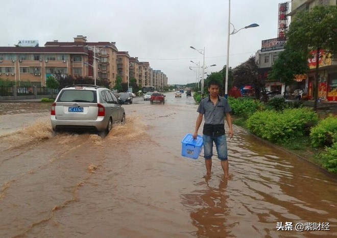 00后的小伙子卖衣服一年赚100万,2000年小伙卖衣服月入7百万