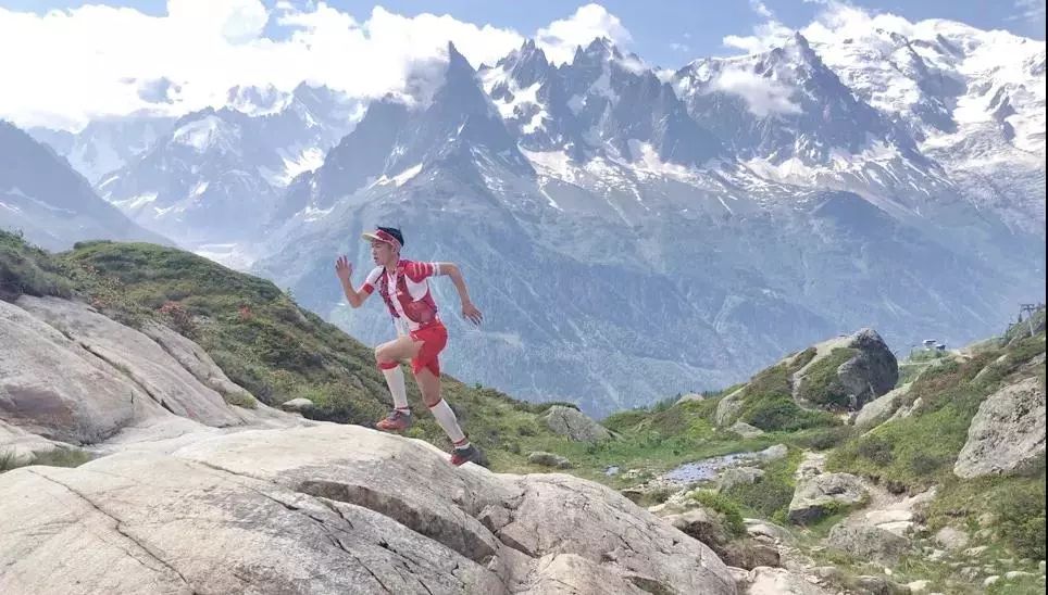 人物|踢着足球跑完首马！他说：做荒唐事才是正经事