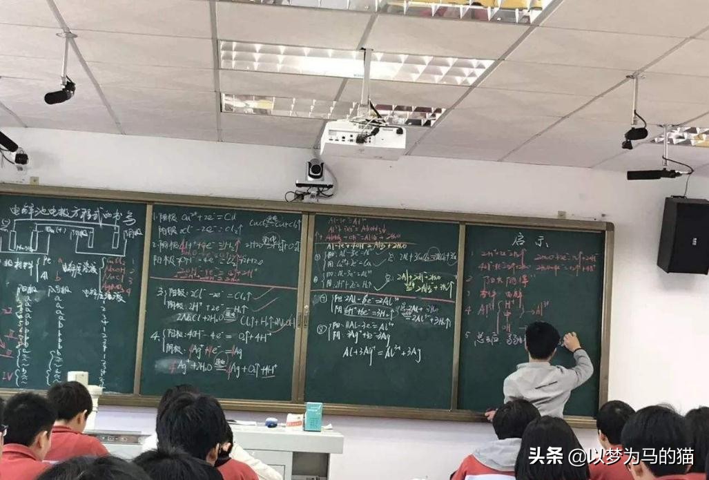 二本就业率最高专业,本科生就业率最高的十大专业