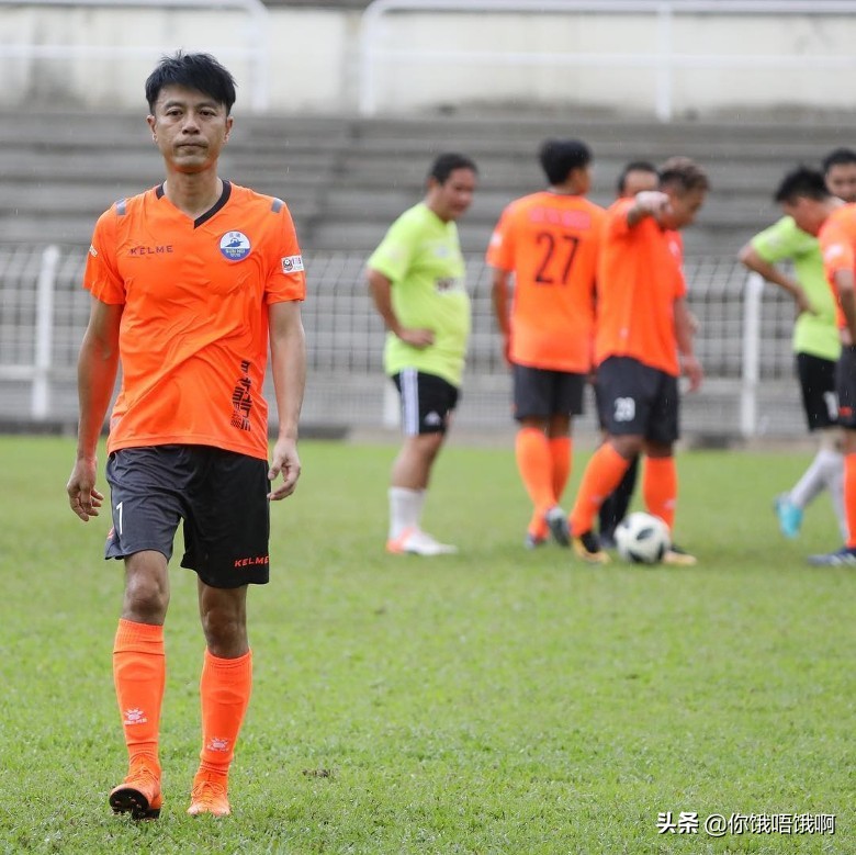 李克勤在足球场受伤连续发文炮轰对手网友：现场粗口教学