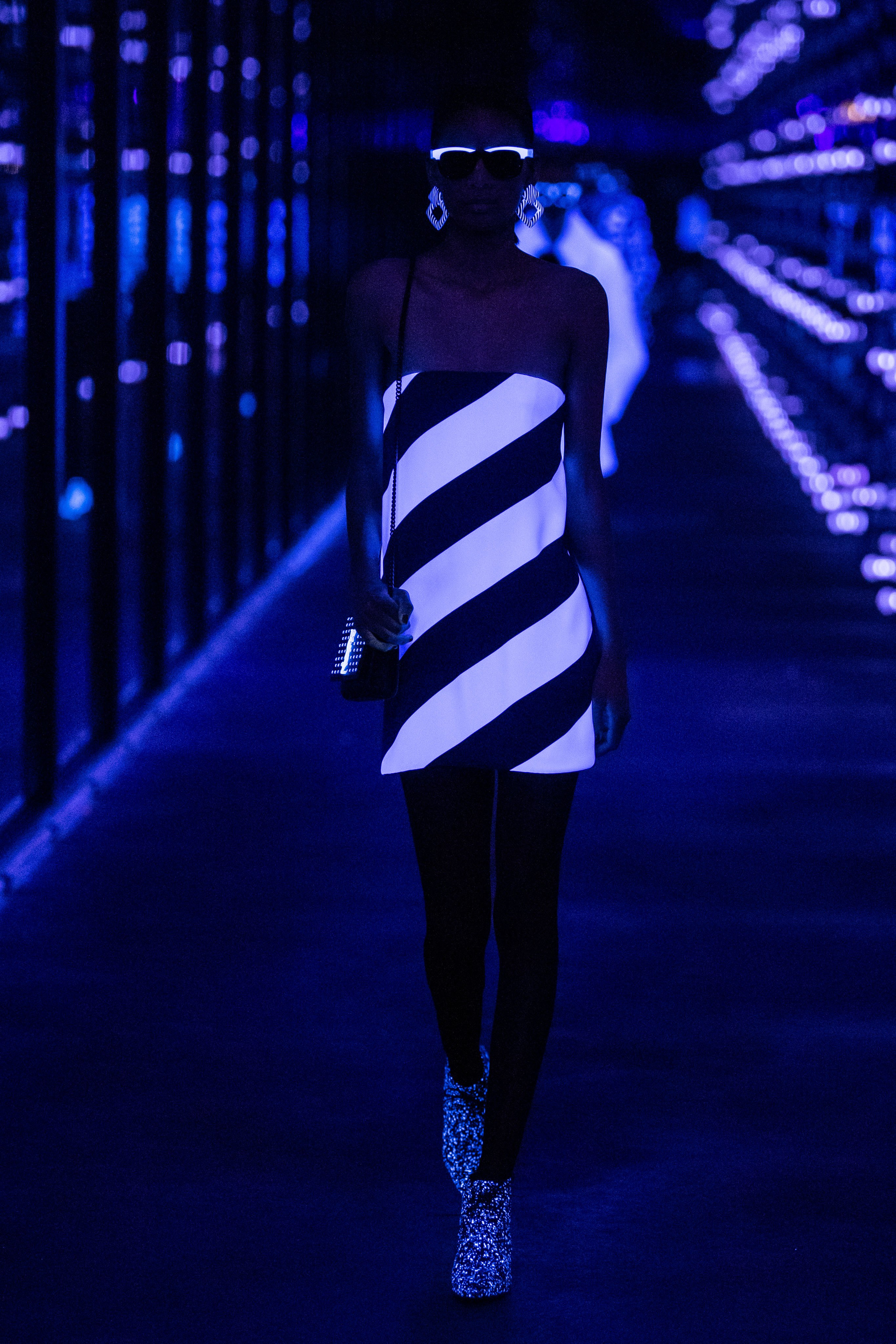 ysl是一个怎样的品牌,ysl到底叫杨树林还是圣罗兰