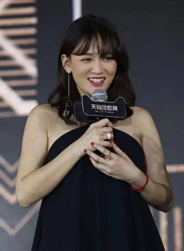 陈乔恩黑色挂脖裙图片,陈乔恩穿吊带裙