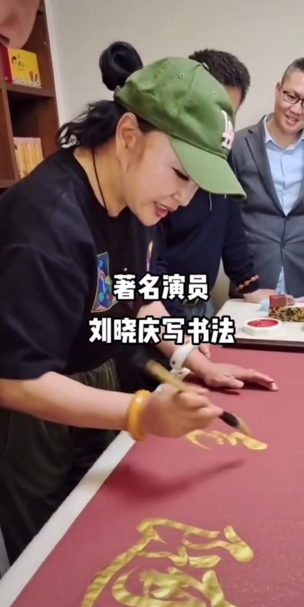 刘晓庆戴超大翡翠贵气十足,60岁刘晓庆肩披牡丹贵气十足