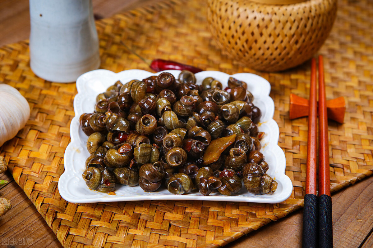 洗田螺的时候水溅眼里了,小田螺怎么吐泥沙最快最干净