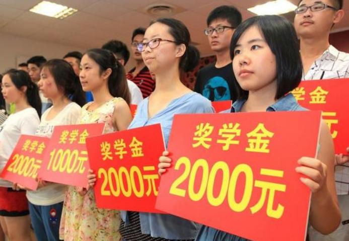 大学领助学金穿名牌,大学贫困生穿名牌