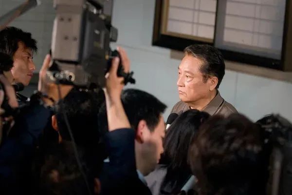 成年人之间的感情参杂着,各自忙乱互相牵挂下一句是什么