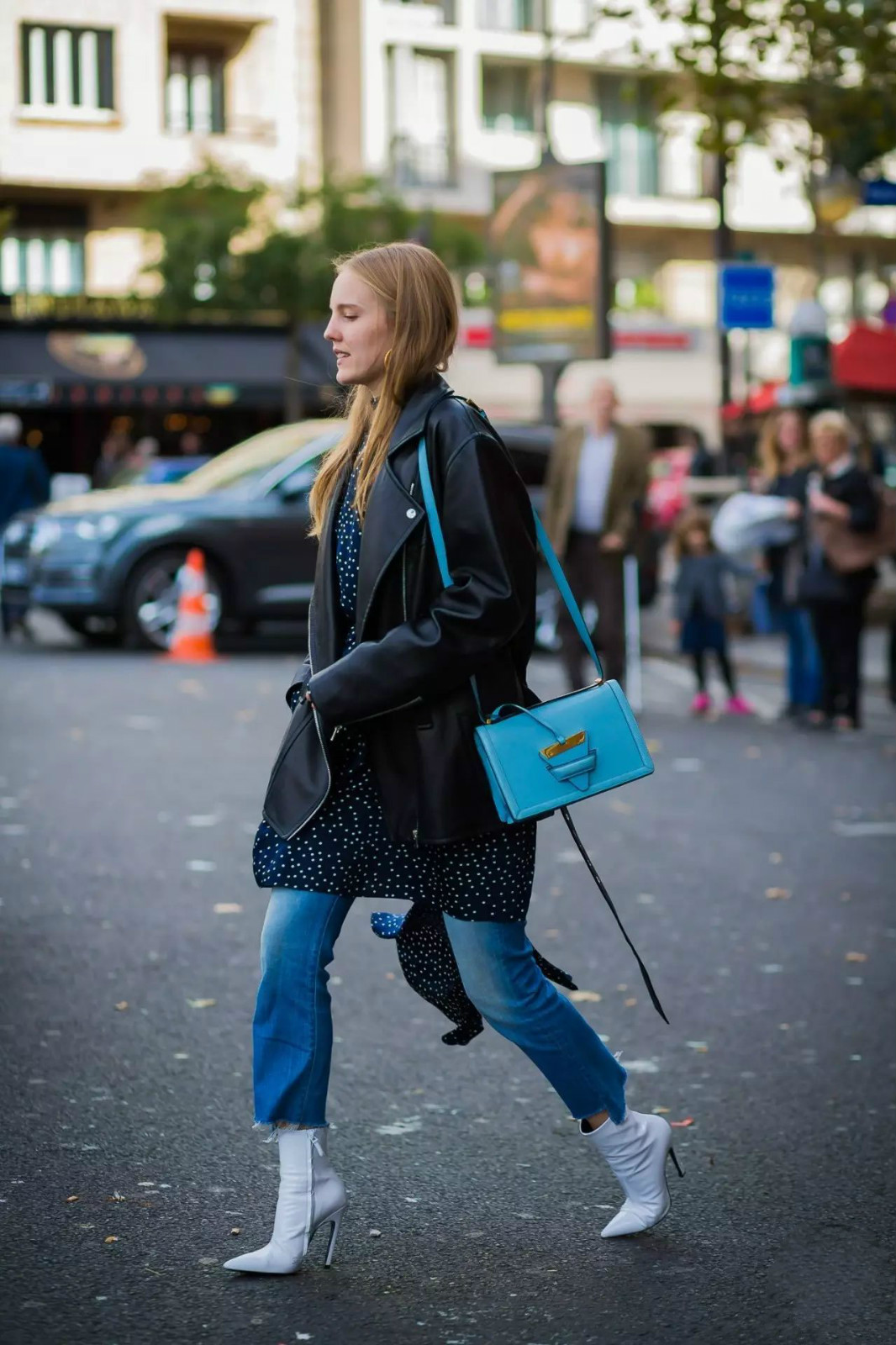 冬天靴子穿白色洋气还是黑色洋气,米白色靴子和黑色靴子