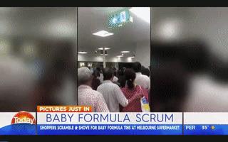 摔倒后仍匍匐前进！中国人海外抢购震惊老外