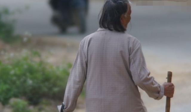 自己舍不得吃舍不得穿，却对子女毫无保留：“抠门”的婆婆是个宝