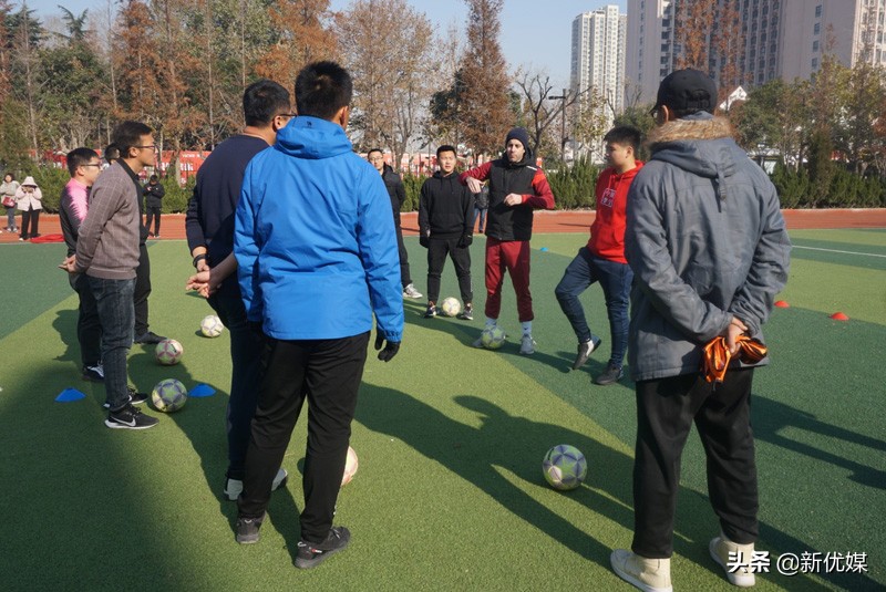 气温很低热情不减,气温虽低热情不减