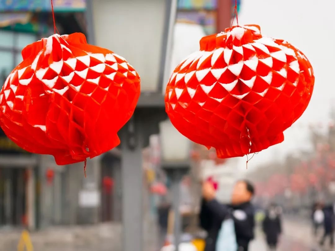 今夕元宵灯火依然通明,元宵佳节灯火明家家户户庆团圆