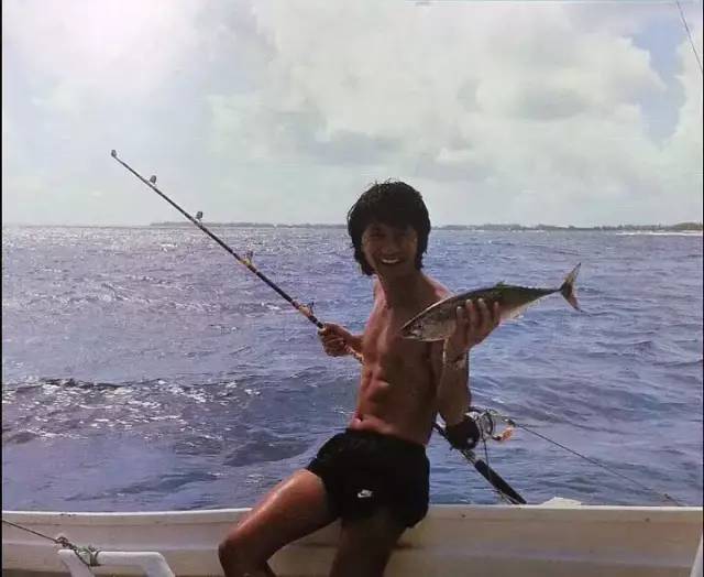 他是谭咏麟的偶像，爱穿豹纹叱咤歌坛50年，66岁重出江湖