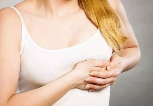 哺乳期堵奶了自己在家怎么疏通,宝妈月子里堵奶高烧用酒精擦身