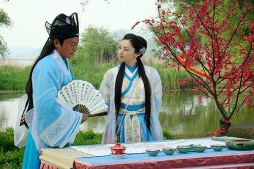 妻子上联：樱桃小口，齿椤椤，吞粗吐细，丈夫下联让她羞红了脸