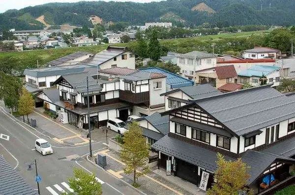 中国女孩远嫁东京：婚前先培训，生子拿补贴，买房享零息*款贷**