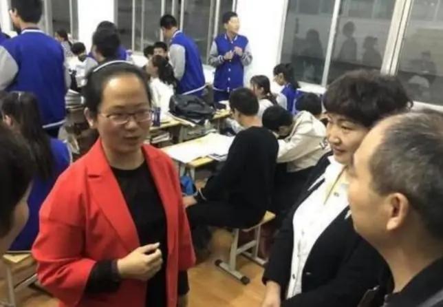 家长群“自我介绍”，这些职业名称看似高大上，翻译后太搞笑