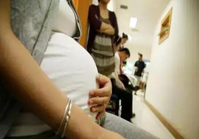 孕妇让座被大爷骂原视频,孕妇公交车上怒怼大爷后续