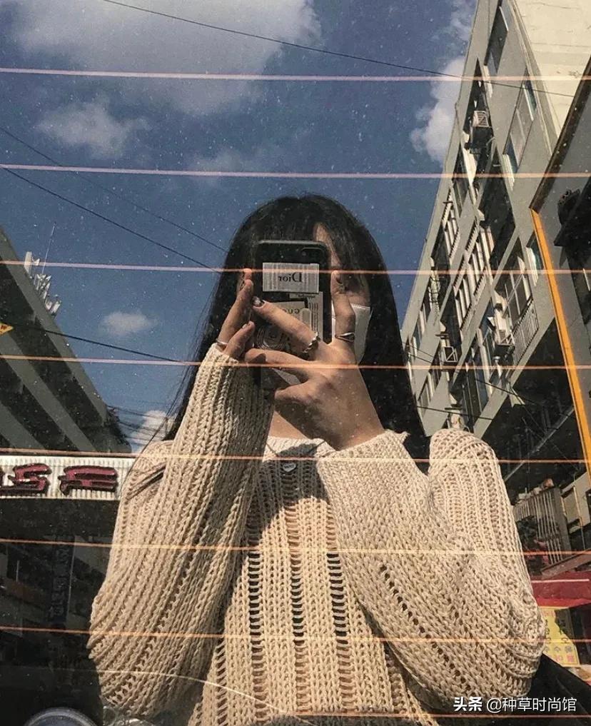 厚毛衣流行这样穿这也太洋气了,现在的毛衣都是短款高个要怎么穿