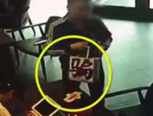 男子觉得异性对他有敌意，将番茄酱涂抹在卫生巾上扔给女性