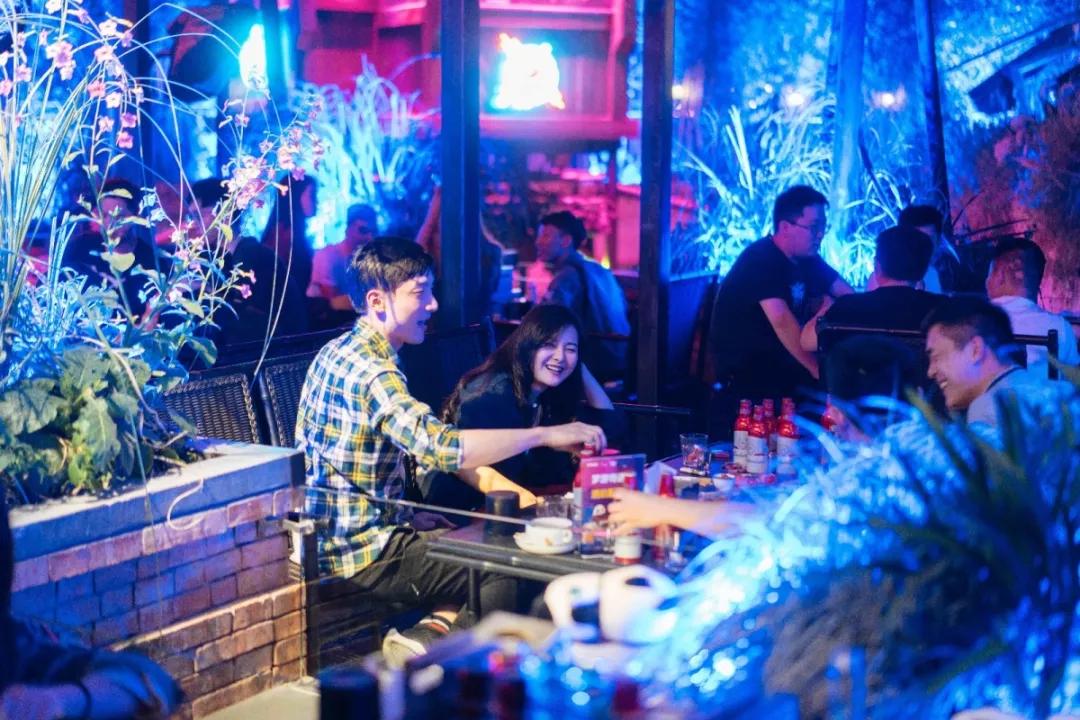 南宁夜景网红打卡鸡尾酒酒吧,超燃酒吧南宁