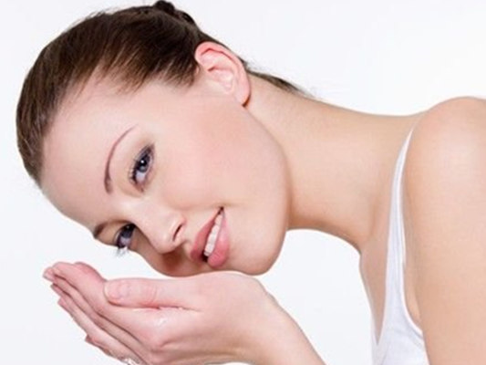 用盐水洗脸可以变成牛奶肌肤吗,坚持用盐水洗脸