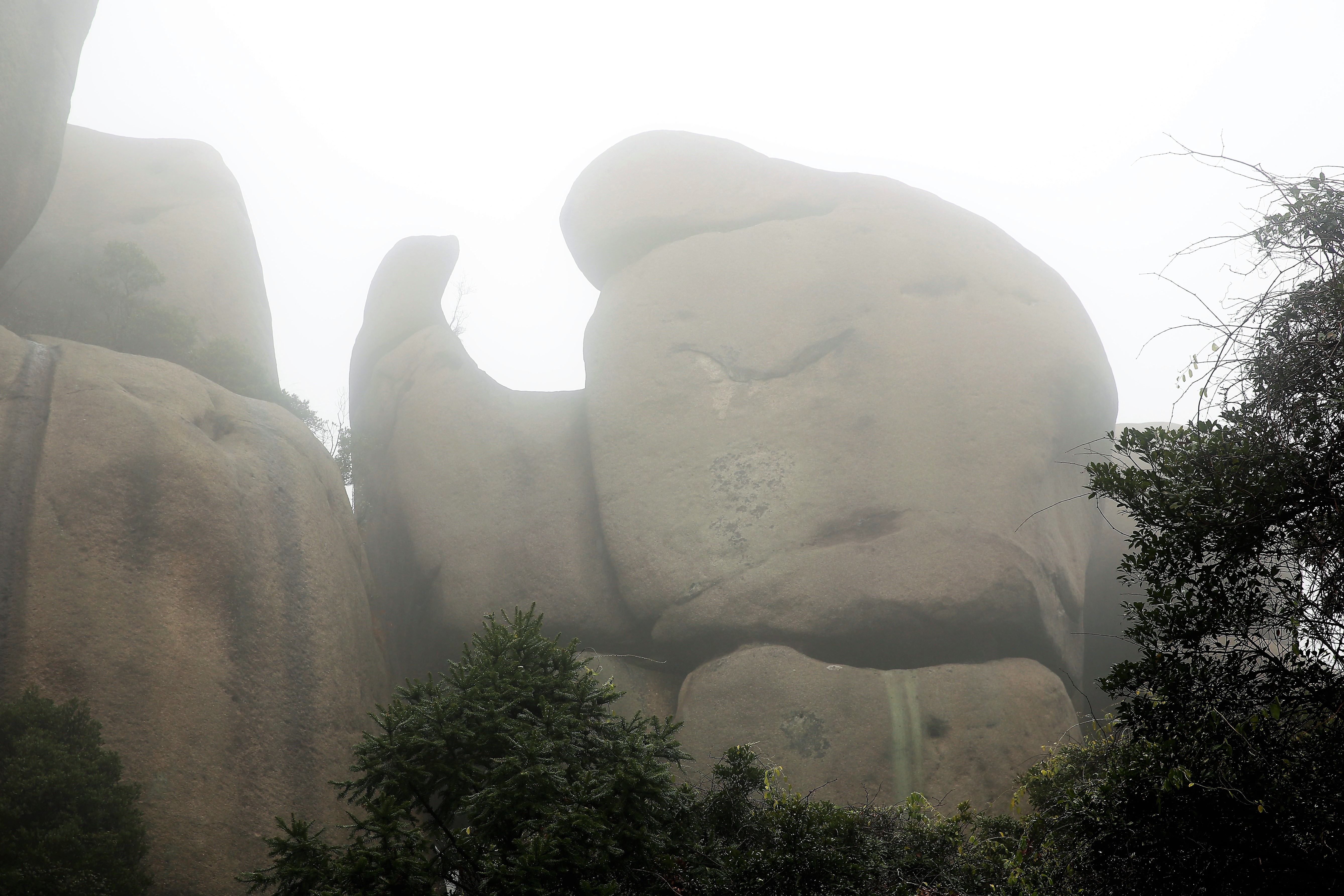 太姥山山顶日出,雨中的太姥山云雾缭绕
