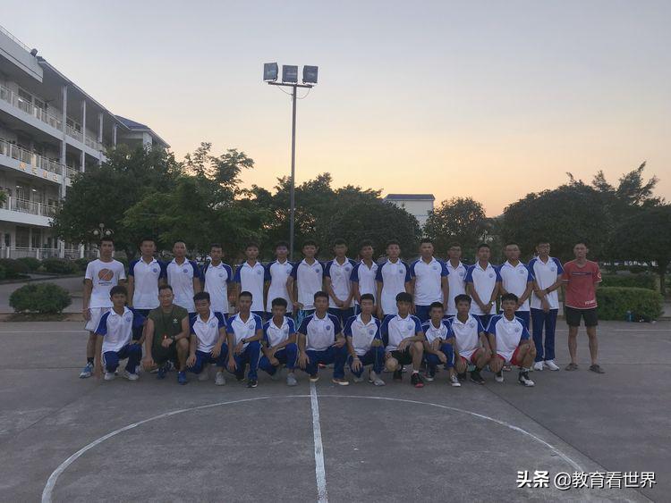 篮球赛顽强拼搏,柳城县中小学生篮球赛