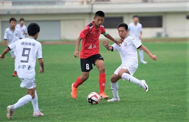 「青超队长」第5期书桌贴着“反省”——嘉定徐行中学U13李睿跃