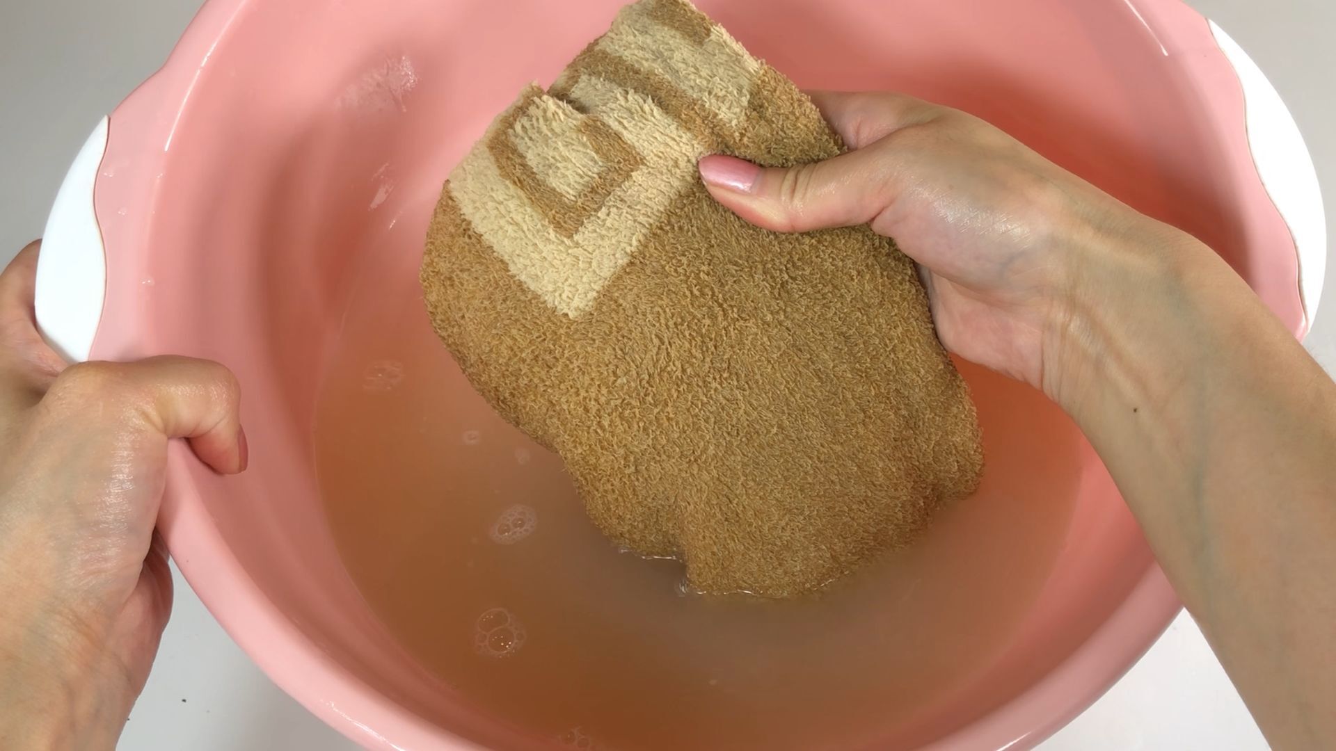 毛巾用啥小妙招洗出来洁净如新,毛巾发黄怎么洗又干净又软