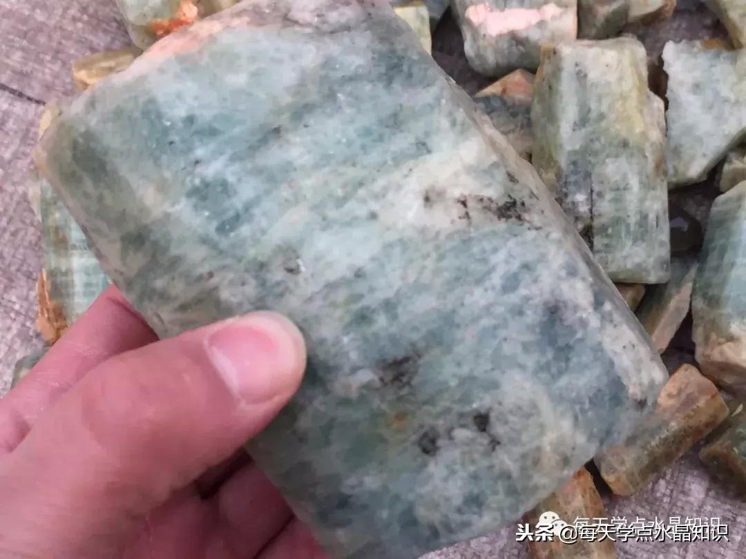 天蒙蒙亮赶个早市看一看天然水晶毛料市场