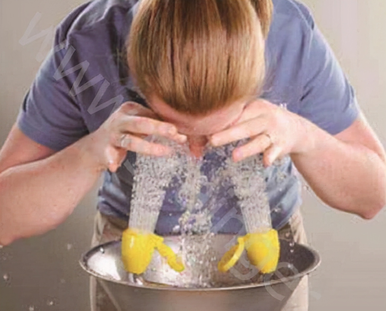 家长一定要让孩子远离干燥剂,为什么父母说干燥剂碰水会爆炸