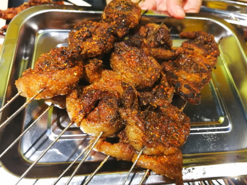 阳春四月夜，8男1女在郑州政七街花680块钱怼烤串，咧两瓶红花郎