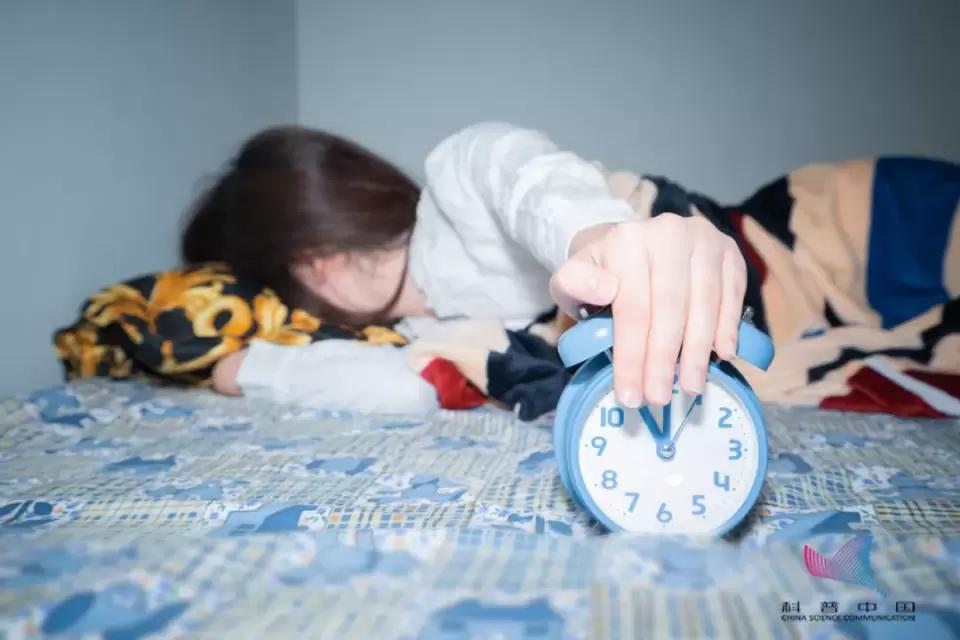 都知道熬夜伤身，到底几点睡算熬夜？白天补一觉行不行？今天必须说清楚