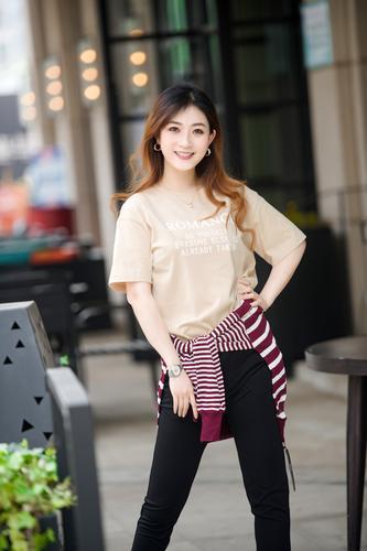 神秘女子天团,神秘团长带美女直播