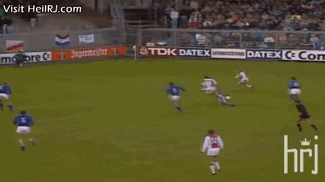 足球史上最全能支点中锋!他可以在中锋、前腰和边锋之间无缝衔接!