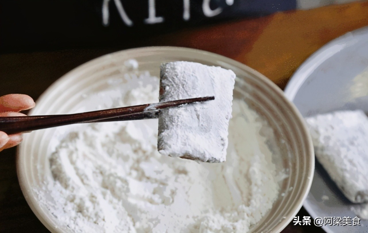 煎带鱼不粘锅不破皮,用面粉淀粉煎带鱼不粘锅不破皮