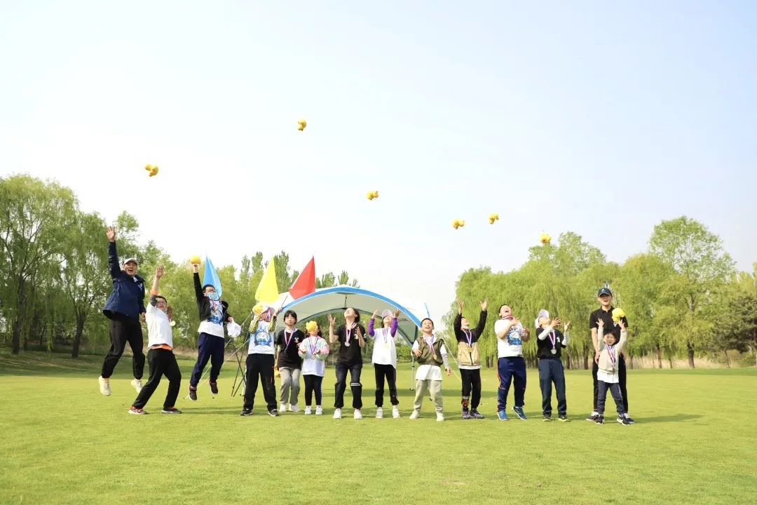 南瓜田冬令营,儿童参加山地自行车越野赛