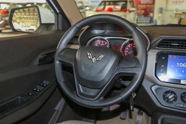 推荐五菱宏光1.5LS舒适型，空间大，性价比高