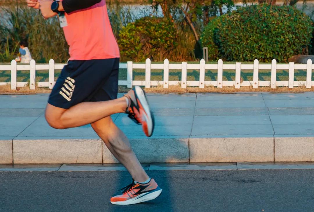 穿什么跑 | 孕妇1英里仅用5分25秒，你可能还跑不过她