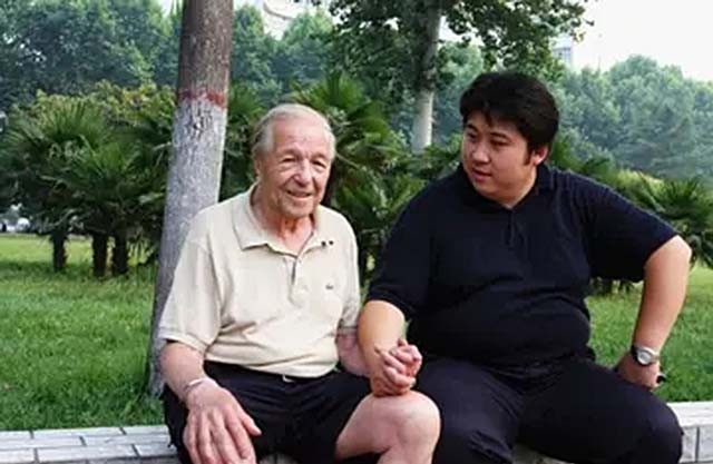 中国小伙为报答瑞士房东为其送终，2012年老人去世：想长眠于中国