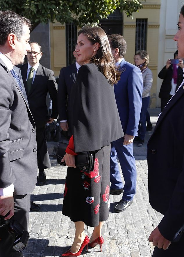 西班牙王后风格斗篷,西班牙王后穿衣经典款