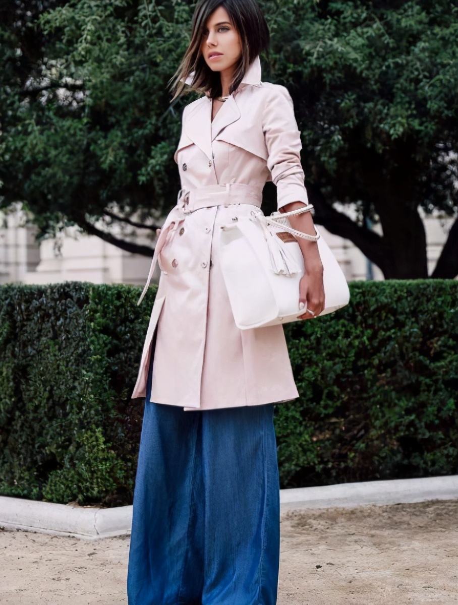 风衣搭配黑色九分直筒裤,中款风衣搭配微喇叭裤