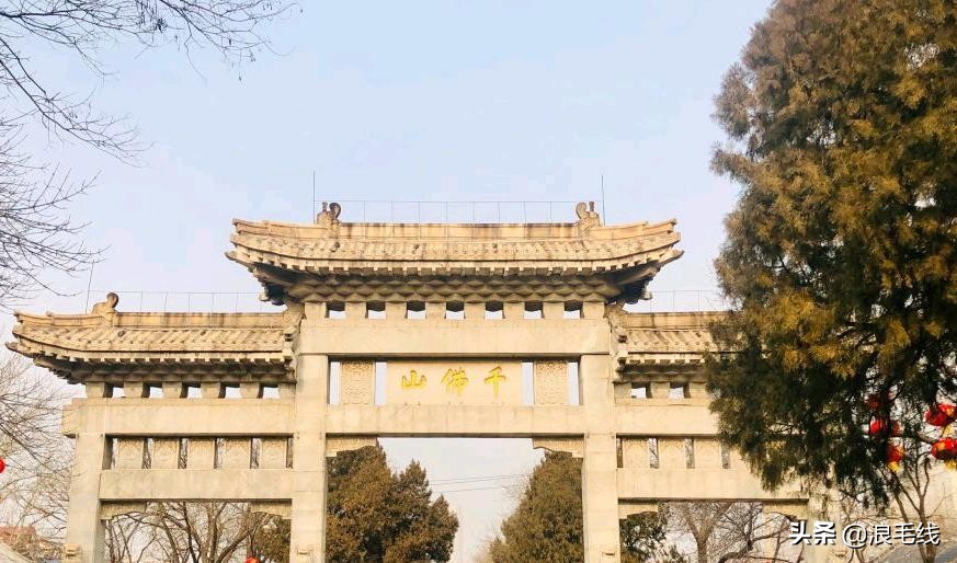 济南千佛山：名气不如趵突泉，可登顶俯泉城全景，人气火爆停车难