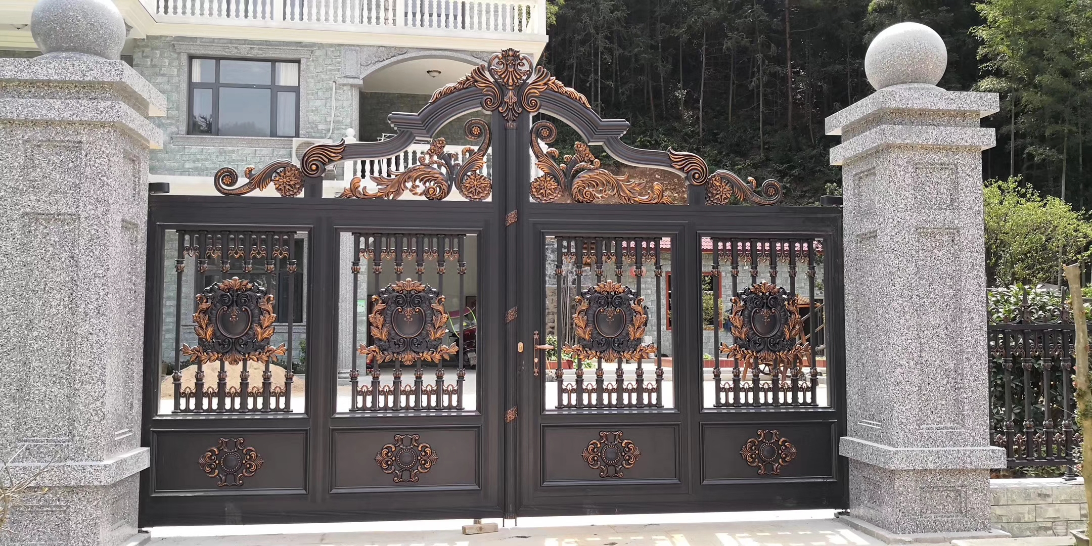 双开铝艺大门安装,双开铝艺大门