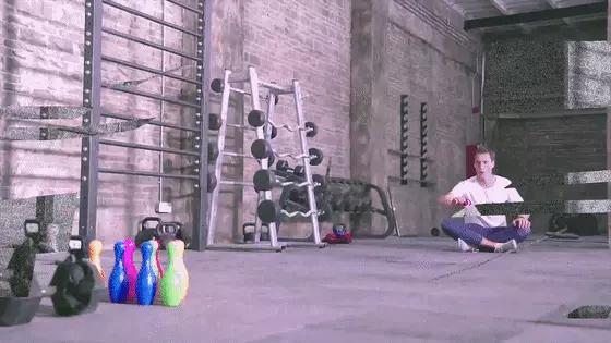 一个会自己飞回来的陀螺，不单是小孩子，连大人都玩得不亦乐乎